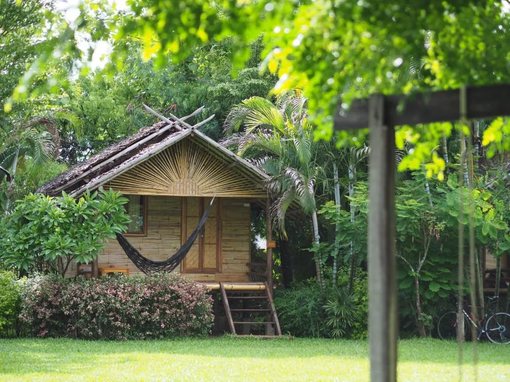 Bamboo cottage with fan — Pai Country Hut